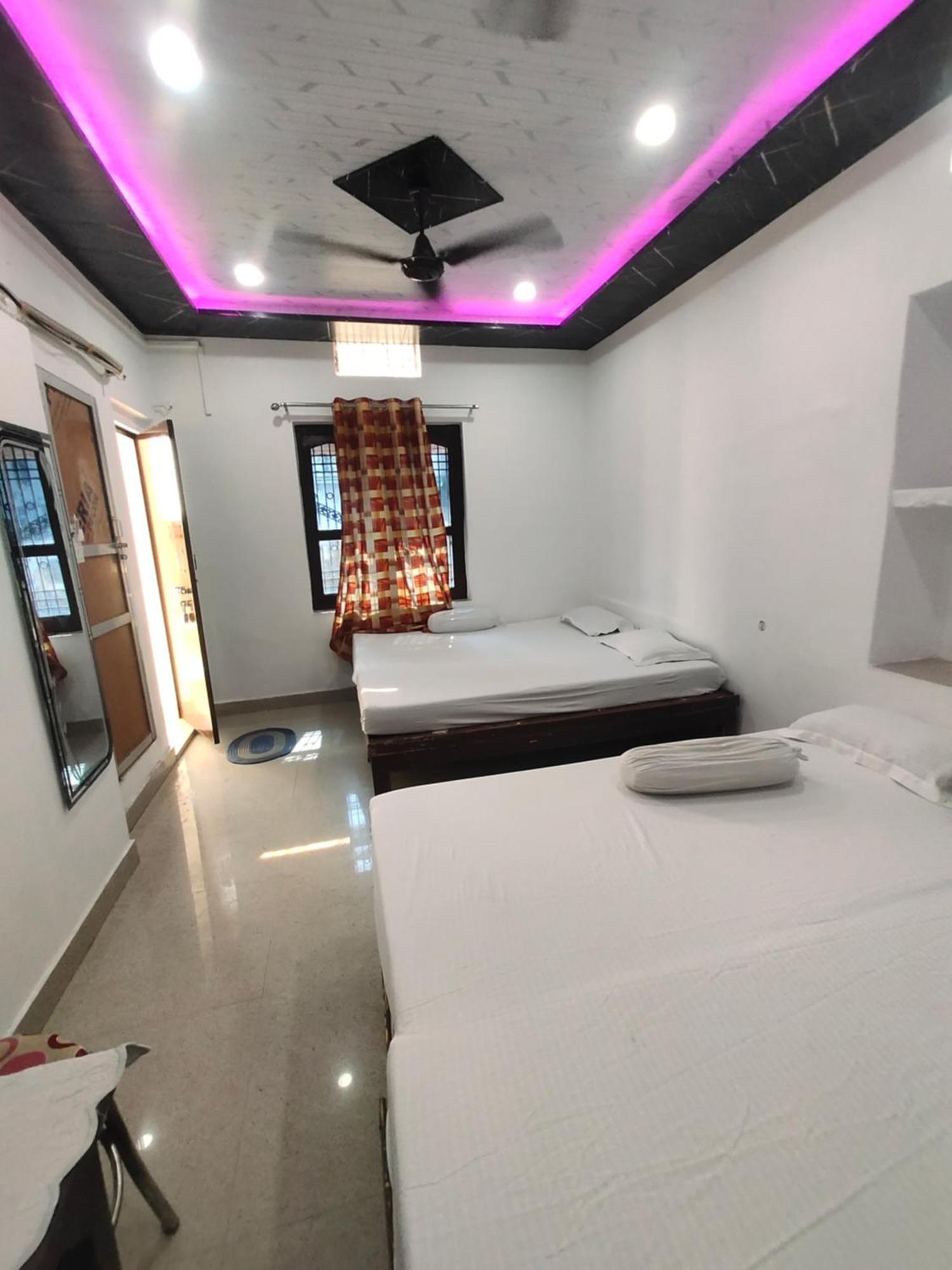 Sunrise Lodge Varanasi Room photo