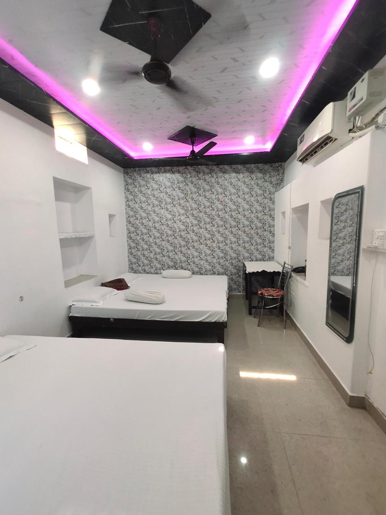 Sunrise Lodge Varanasi Room photo