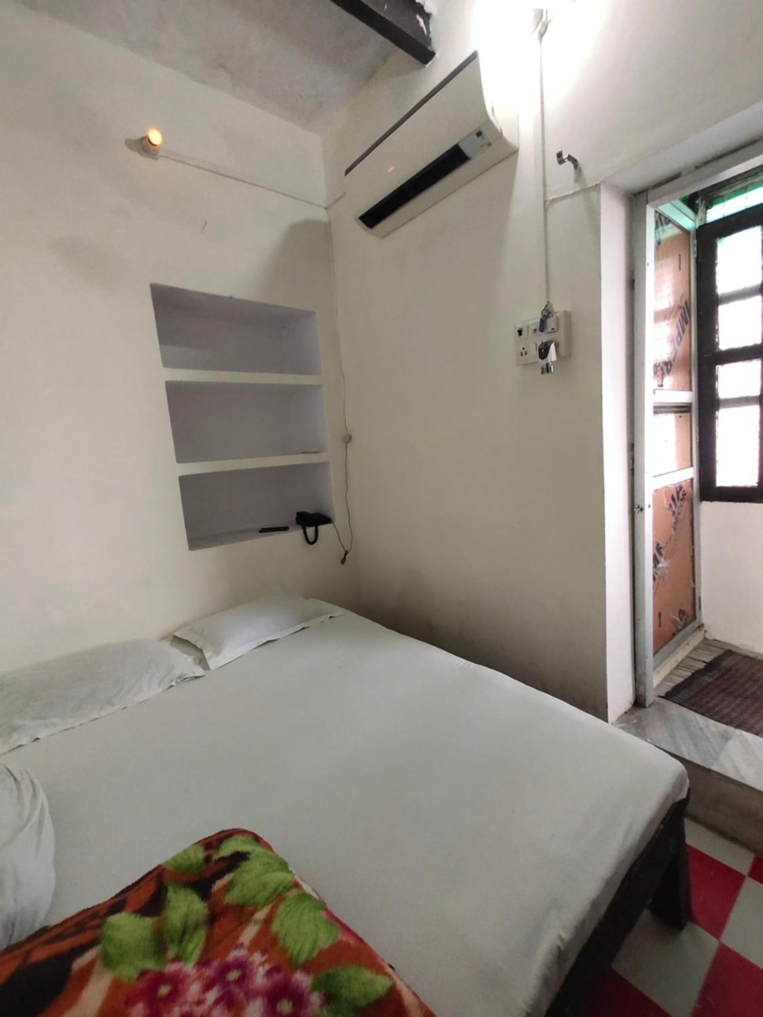 Sunrise Lodge Varanasi Room photo