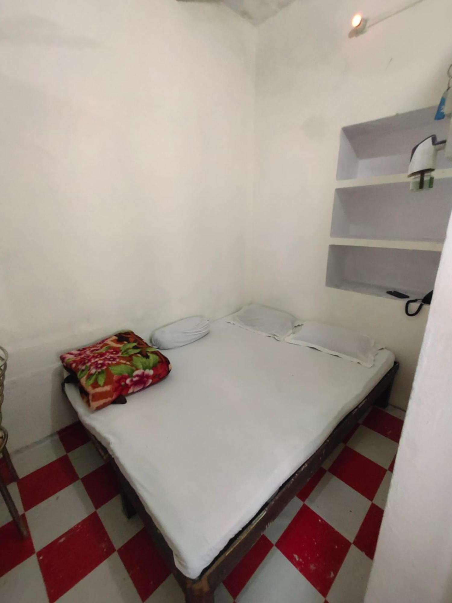 Sunrise Lodge Varanasi Room photo