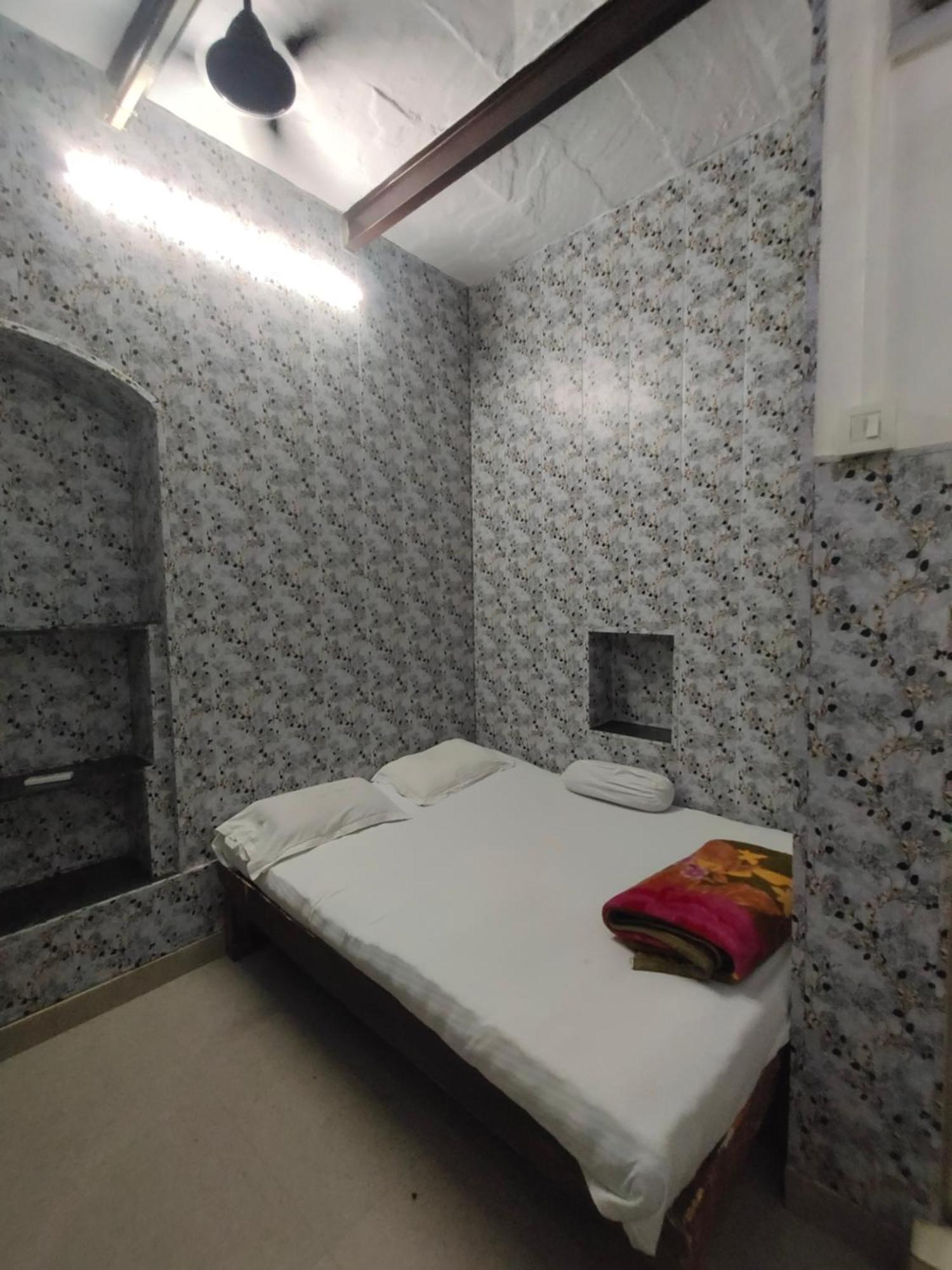 Sunrise Lodge Varanasi Room photo