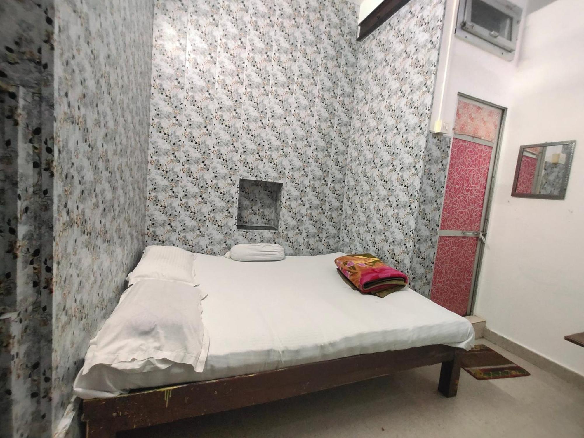 Sunrise Lodge Varanasi Room photo